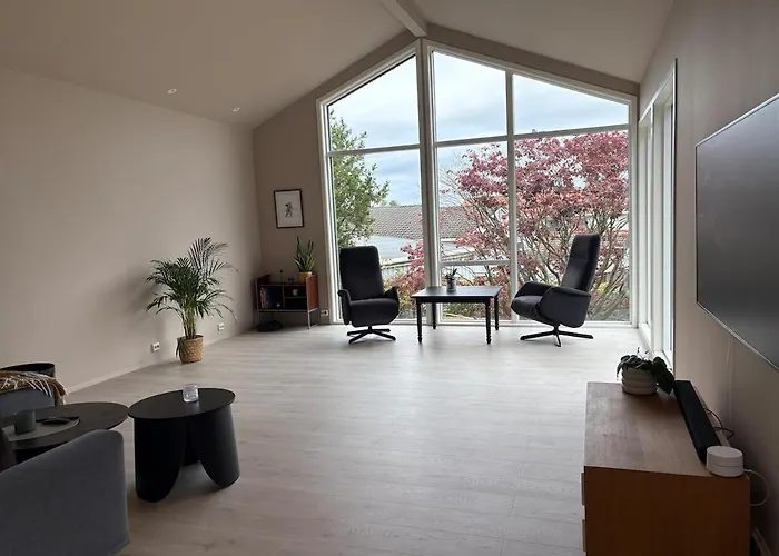 Spacious Detached House With Garden Perfect For Wed & Holiday
